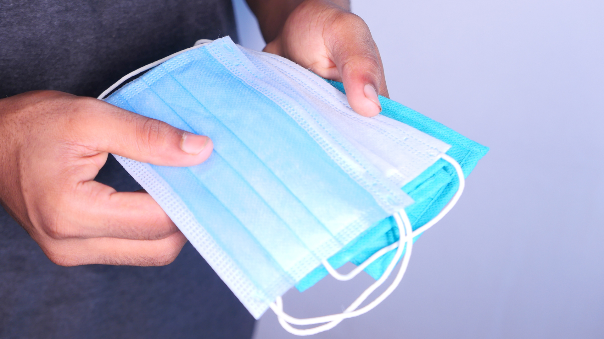 Màu sắc khẩu trang hấp thụ và phản xạ ánh sáng chống nắng hiệu quả
